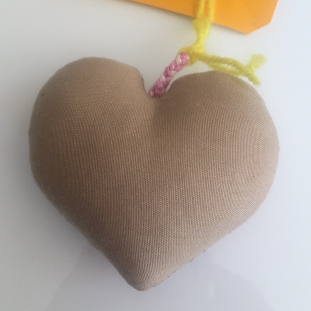 One hand embroidered heart 💕 keychain - Picture 2 of 4